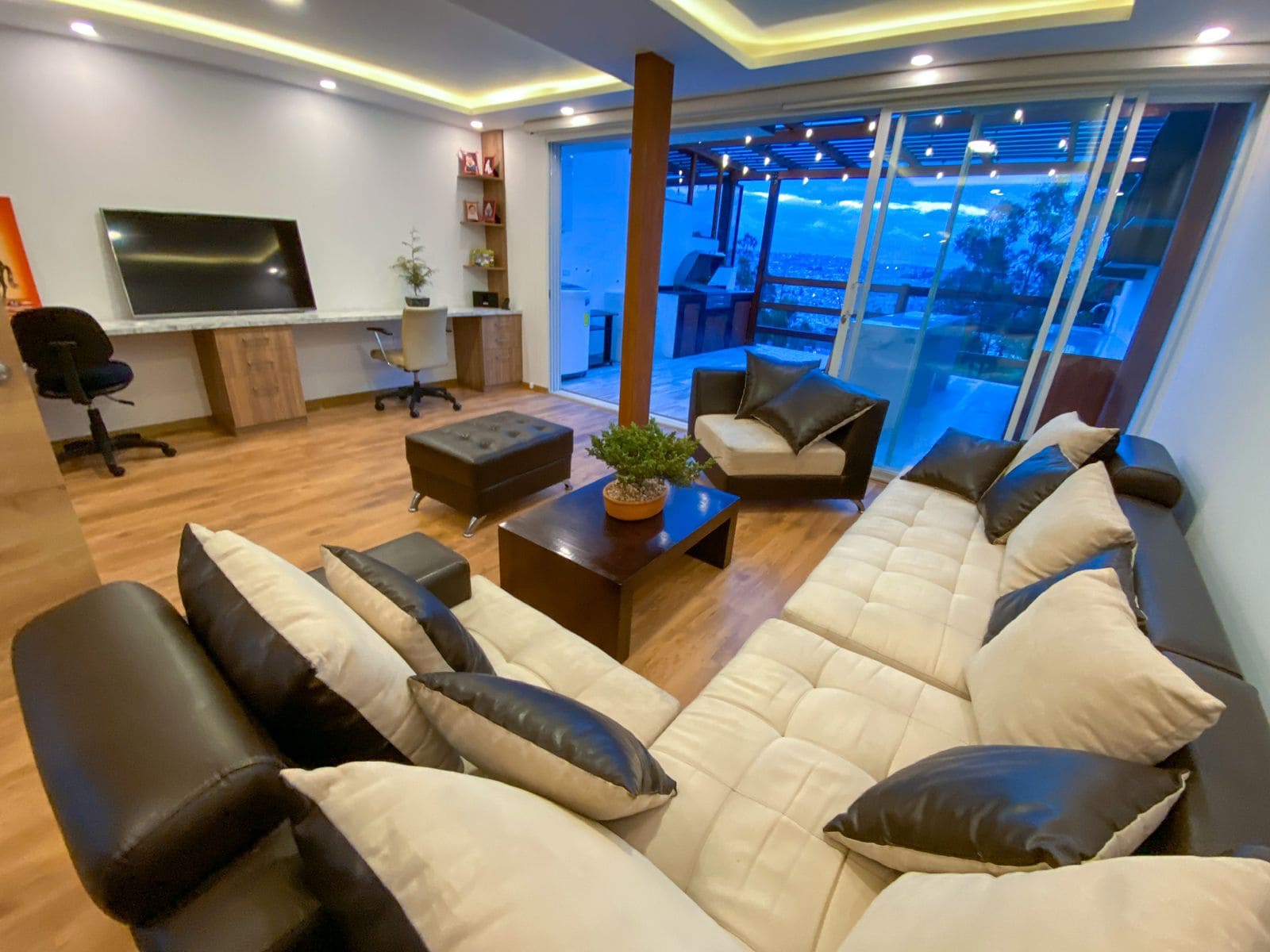 casa de venta en quito jardines constructora inmobiliaria inversiones departamentos en quito amplia sala con pergola en quito